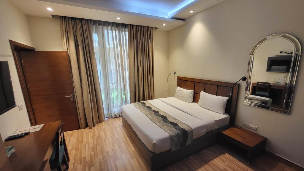 Superior Deluxe King Suite